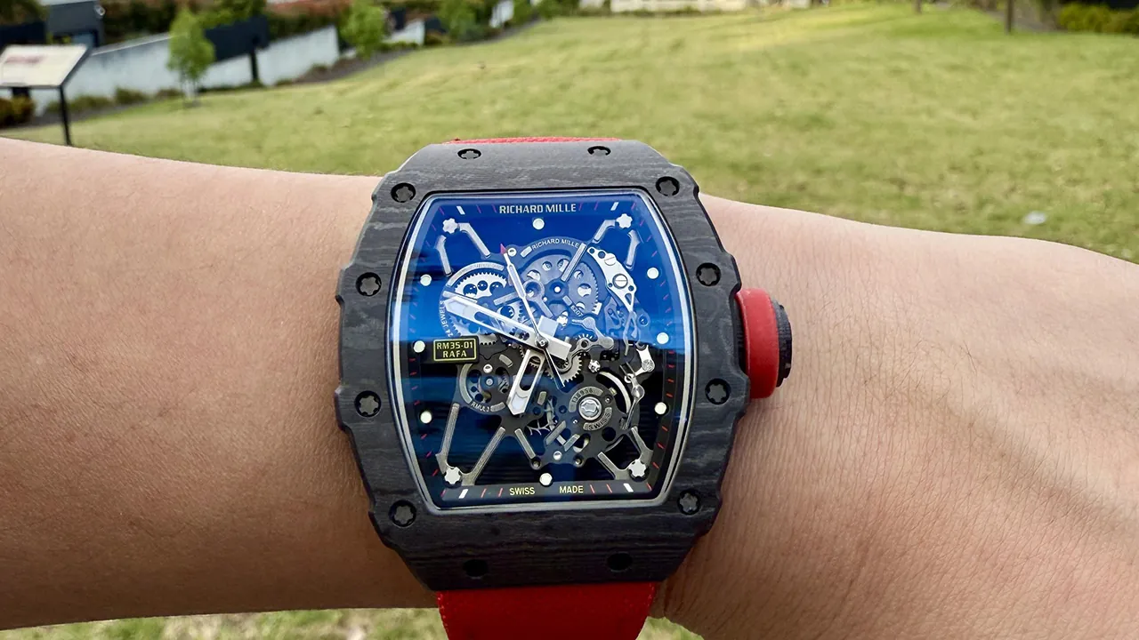 黒いカーボンケースを持つリシャール・ミル RM 35-01 レプリカを手首に着用