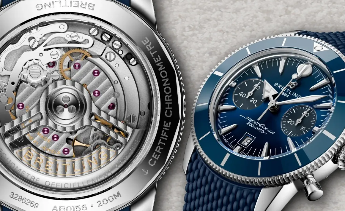 Vedere detaliată a cronografului Breitling Superocean Heritage: prezentând mișcarea decorată AB0156 cu finisaj Côtes de Genève, construcție certificat cronometru și cadran albastru bogat cu sub-cadrane și rating de rezistență la apă de 200m.