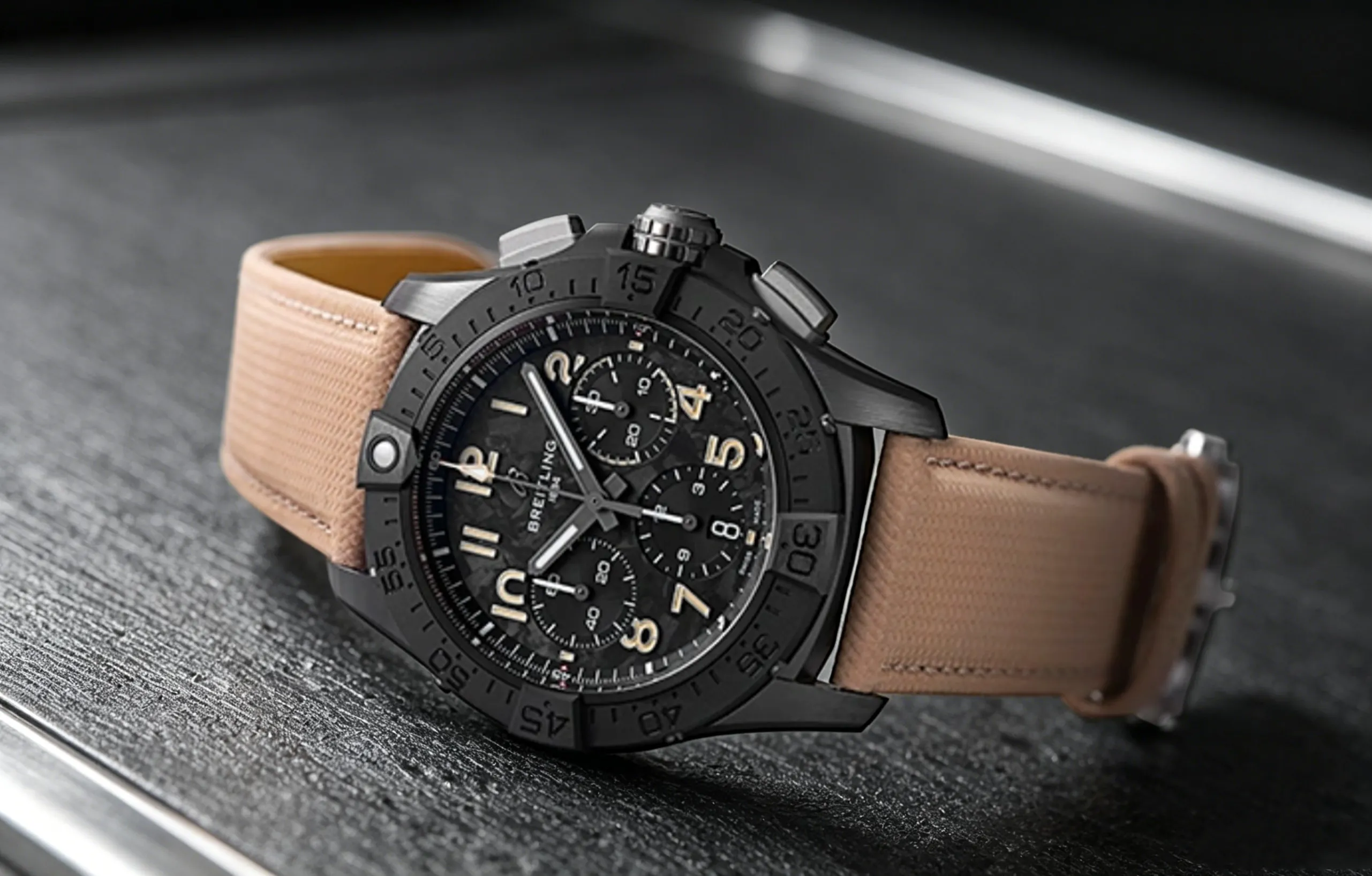 Studio-Produktaufnahme des mattschwarzen Breitling Avenger-Replikats, ausgestattet mit einem tanfarbenen Canvas-Lederarmband, einer militärisch inspirierten Werkzeuguhr, die ideal für neue Sammler ist, die nach robuster Flugästhetik verlangen. Überdimensionierte leuchtende Ziffern bieten tagsüber und nachts klare Lesbarkeit, verstärktes kratzfestes Gehäuse und Schraubkrone sorgen für zuverlässigen Spritzschutz. Das vereinfachte Zifferblattlayout vermeidet komplexe Chronographen-Druckknöpfe, während die robuste Bauweise täglichen Stößen und Outdoor-Verschleiß standhält; Gummiarmbandvarianten bieten einfachere Pflege als fragile Lederarmbänder für aktive Lebensstile.