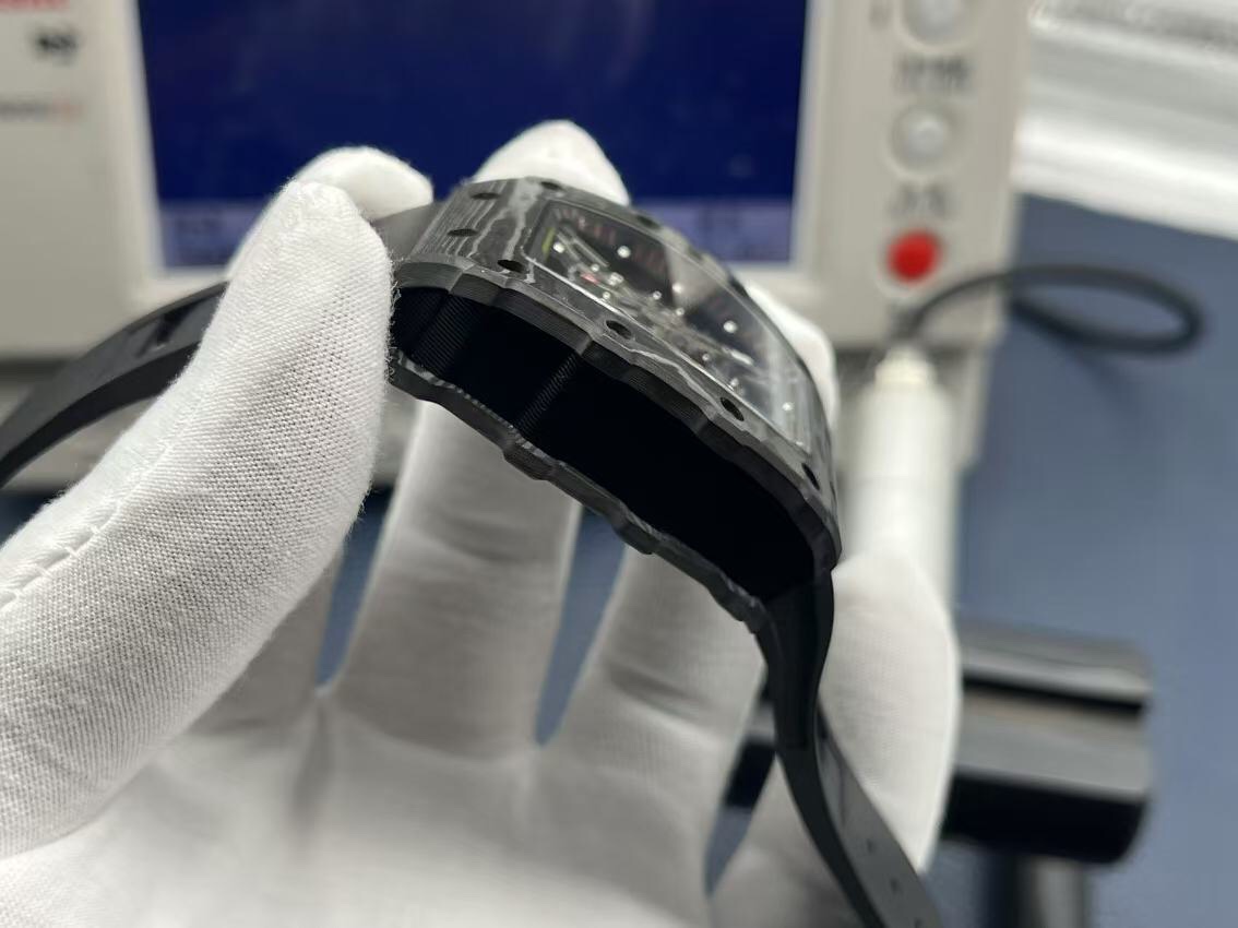 Richard Mille RM35-02 Rafael Nadal black carbon fiber case ultra-thin profile rubber strap handheld side detail view