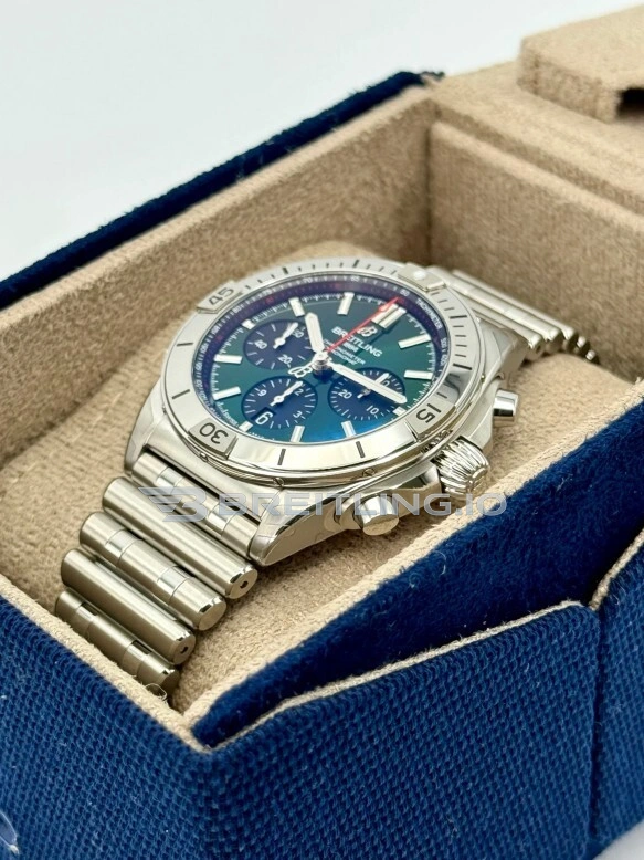 Breitling Chronomat B01 AB0134101L1A1 Replica Green Dial 42mm Swiss Movement Chronograph with 904L Steel Case Side View 2
