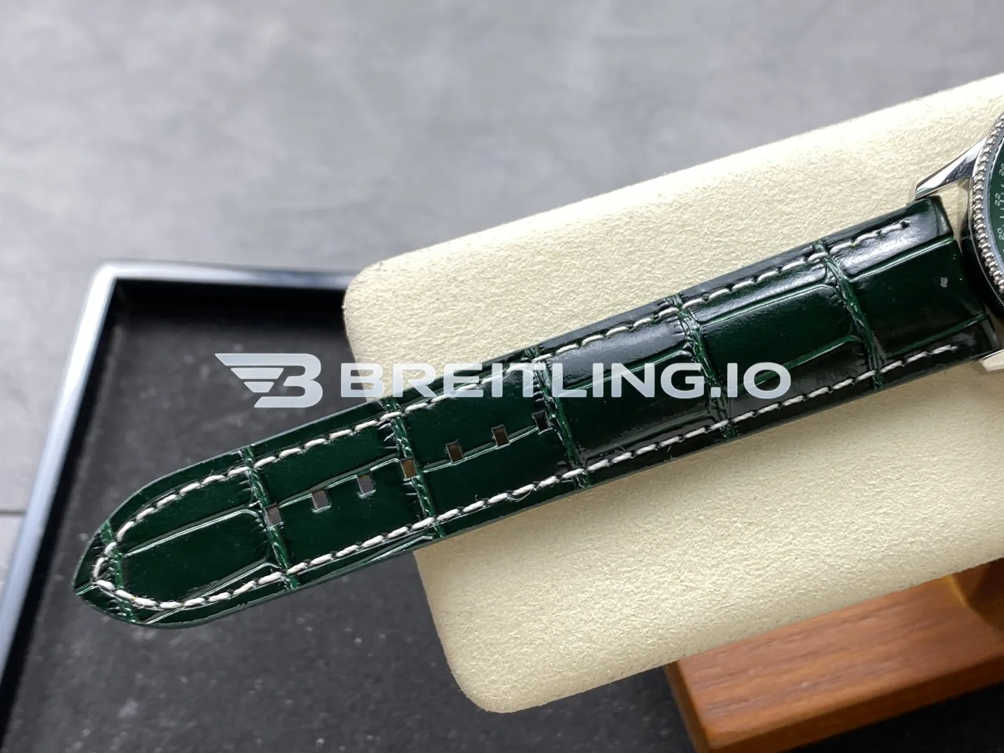 Breitling Navitimer A17326361L1P1 Green Dial Silver Beaded Bezel Green Leather Strap 41mm 2824 Automatic Replica Strap