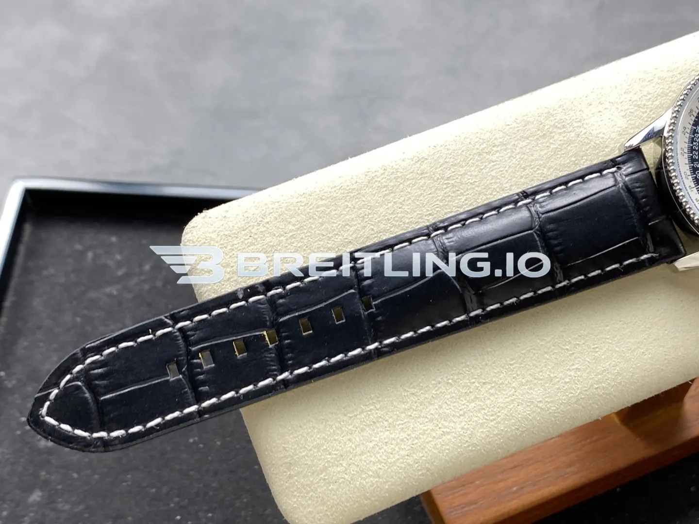 Breitling Navitimer A17326211B1P1 Black Dial White Outer Scale Silver Beaded Bezel Black Leather Strap 41mm 2824 Automatic Replica Strap