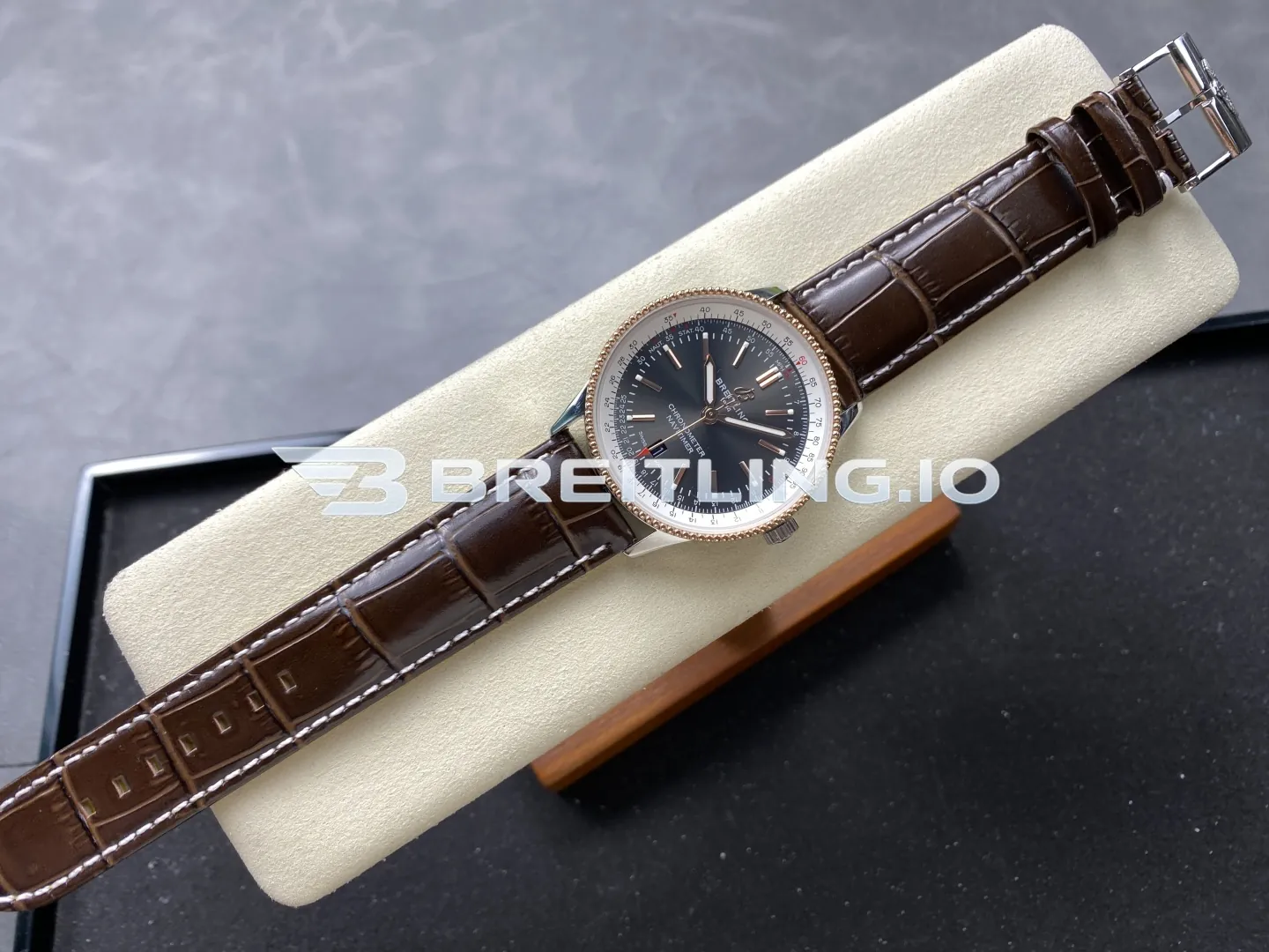 Breitling Navitimer U17326211M1P2 41mm Grey Dial 18K Rose Gold Bezel Two-Tone Steel & Rose Gold Case Super Clone Side View