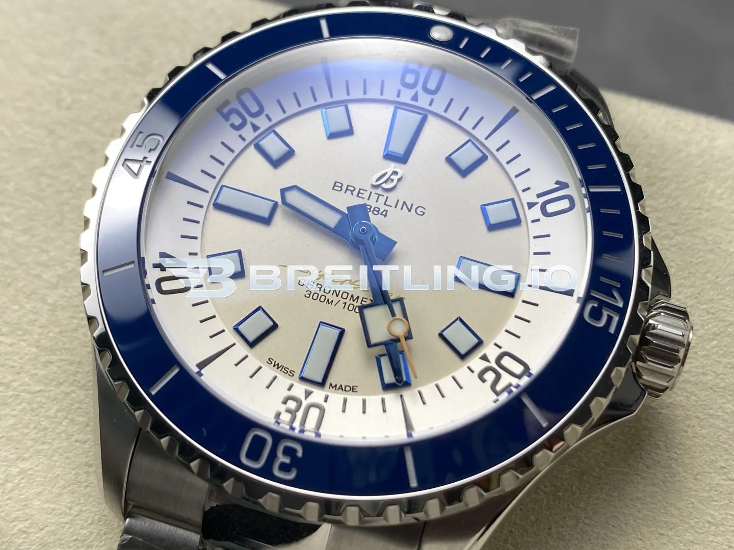 Breitling Superocean A17375E71G1A1 42mm Cream White Dial Blue Border Luminous Indices Blue Ceramic Bezel Replica Dial Detail 2