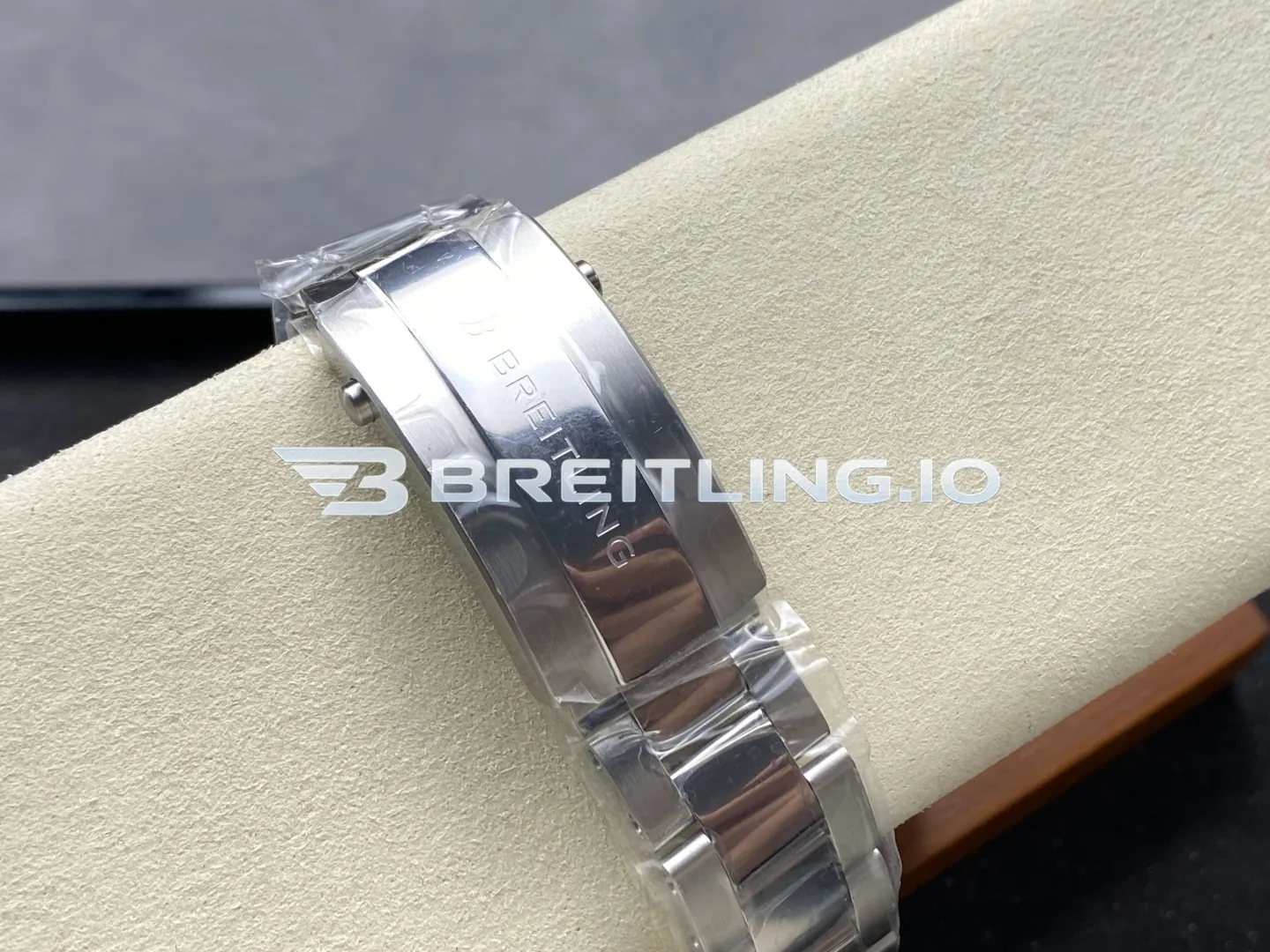 Breitling Superocean A17375E71G1A1 42mm Cream White Dial Blue Border Luminous Indices Blue Ceramic Bezel Replica Strap And Clasp