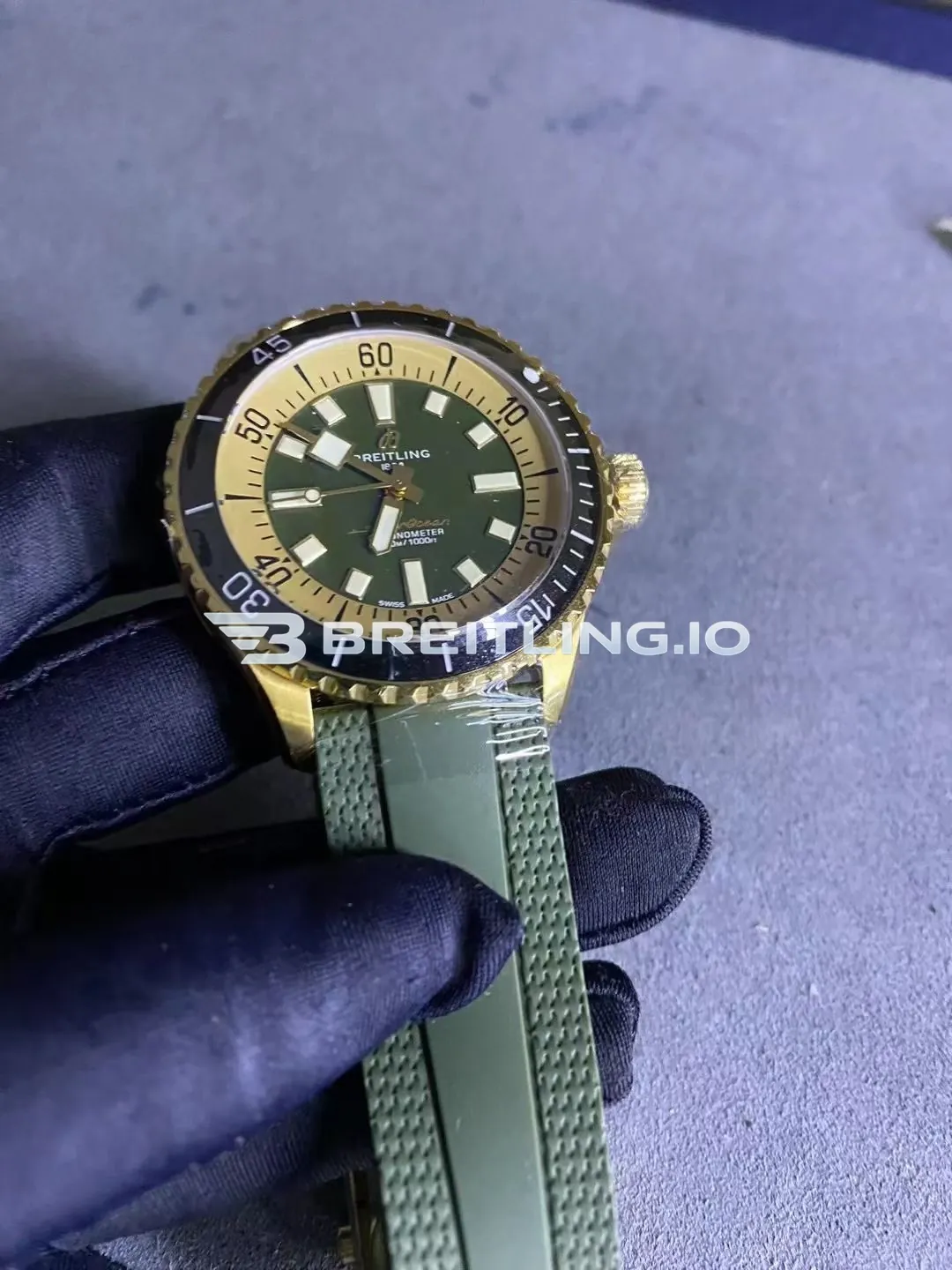 Breitling Superocean N17375201L1S1 42mm Military Green Sunburst Dial Solid 18K Yellow Gold Case Black Ceramic Bezel Replica Dial Detail 2