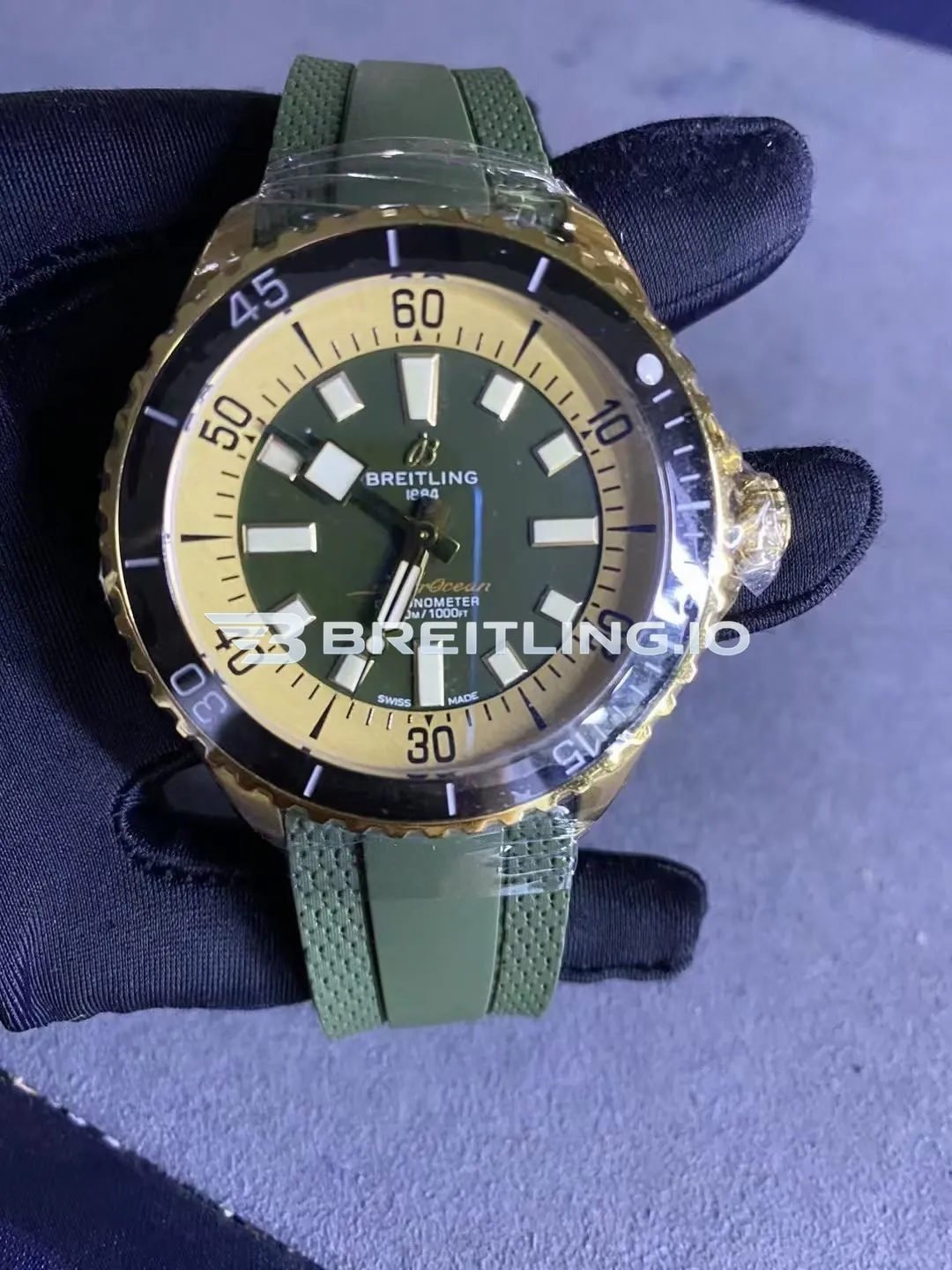 Breitling Superocean N17375201L1S1 42mm Military Green Sunburst Dial Solid 18K Yellow Gold Case Black Ceramic Bezel Replica Dial Detail 1