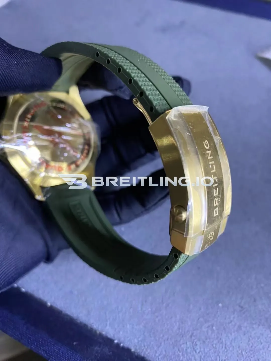Breitling Superocean N17375201L1S1 42mm Military Green Sunburst Dial Solid 18K Yellow Gold Case Black Ceramic Bezel Replica Back View