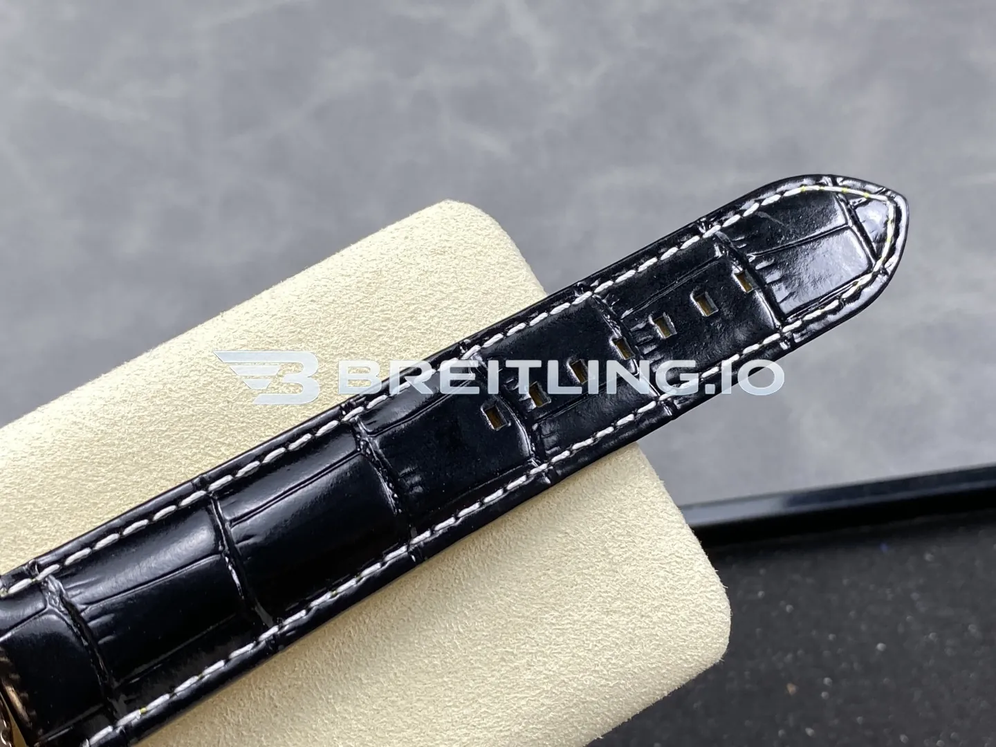 Breitling Navitimer B01 Chronograph RB0137241G1P1 46mm Silver Sunburst Dial 18K Rose Gold Case Replica Strap