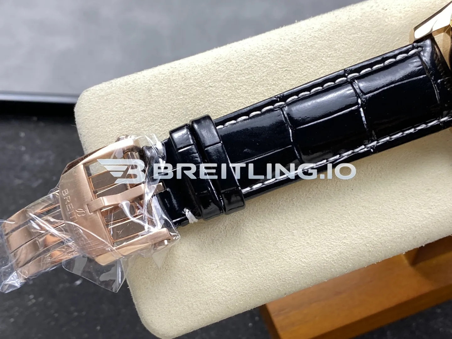 Breitling Navitimer B01 Chronograph RB0137241G1P1 46mm Silver Sunburst Dial 18K Rose Gold Case Replica Strap And Clasp