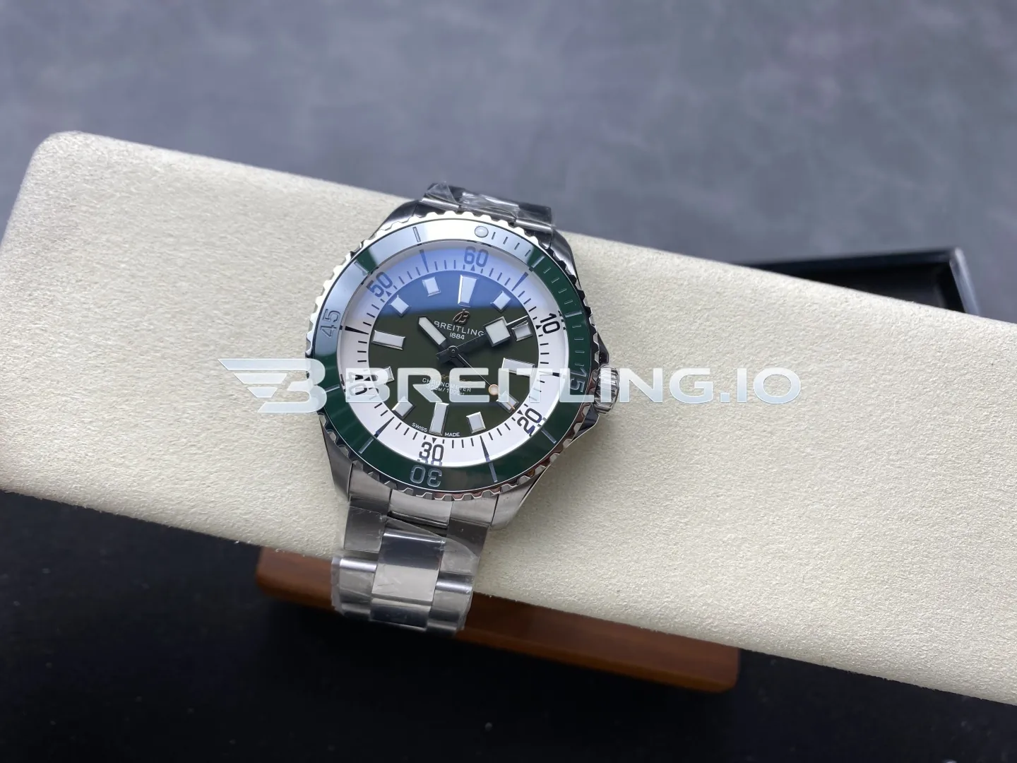 Breitling Superocean A17376A31L1A1 44mm Military Green Sunburst Dial Green Ceramic Unidirectional Rotating Bezel Replica Side View 2