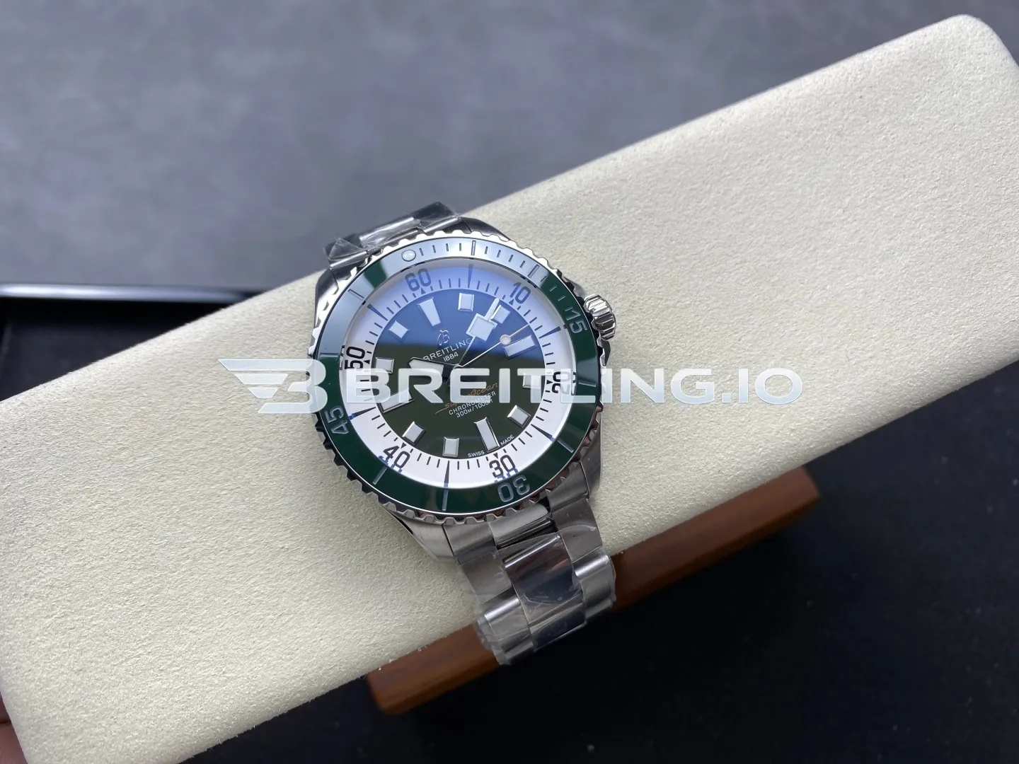 Breitling Superocean A17376A31L1A1 44mm Military Green Sunburst Dial Green Ceramic Unidirectional Rotating Bezel Replica Side View 1