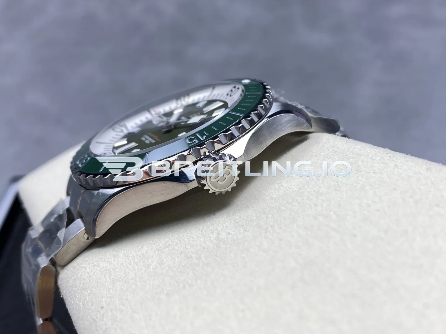 Breitling Superocean A17376A31L1A1 44mm Military Green Sunburst Dial Green Ceramic Unidirectional Rotating Bezel Replica Right View