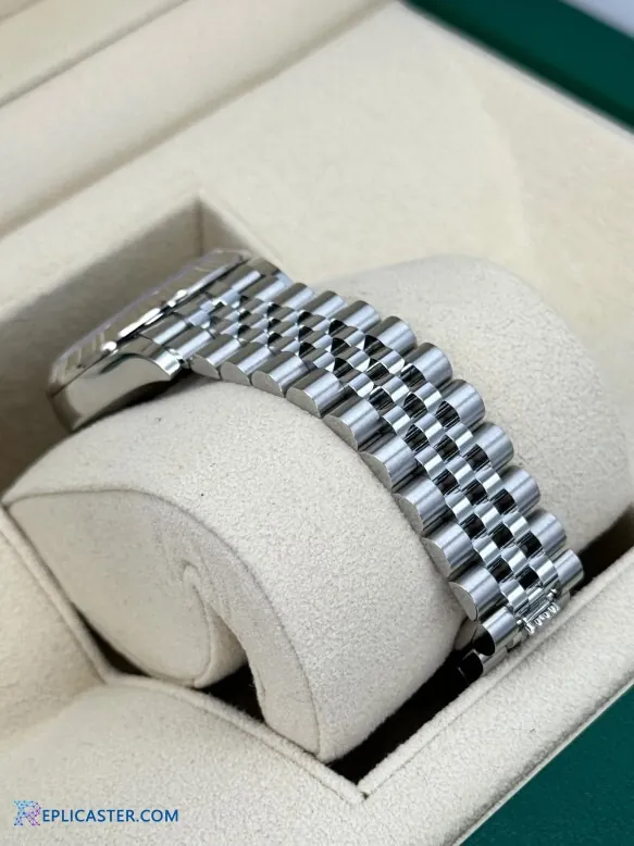 Datejust 31mm case and bezel detail