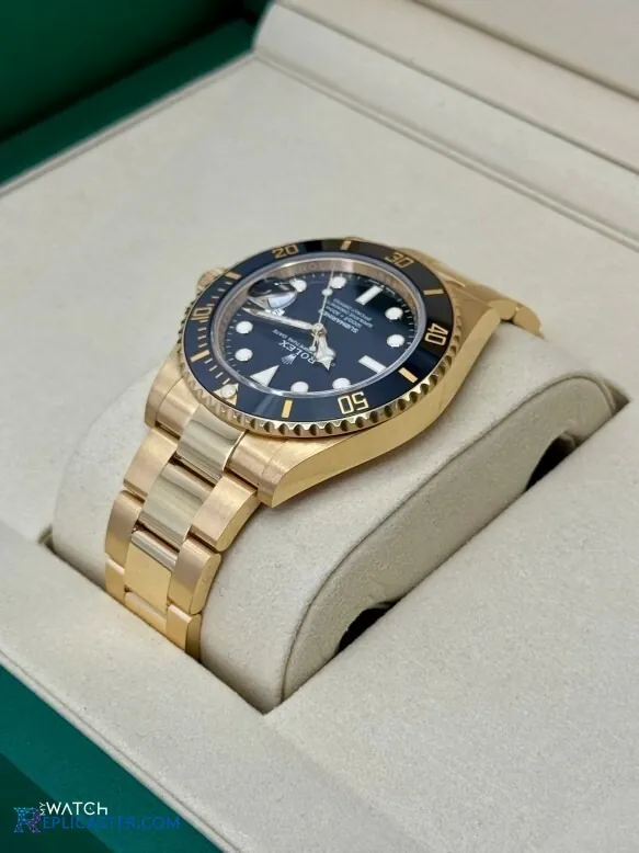 Rolex Submariner gold case side detail