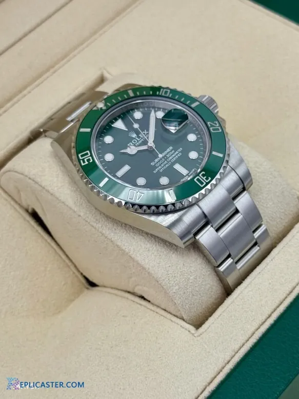Submariner 40mm clasp close-up, secure locking