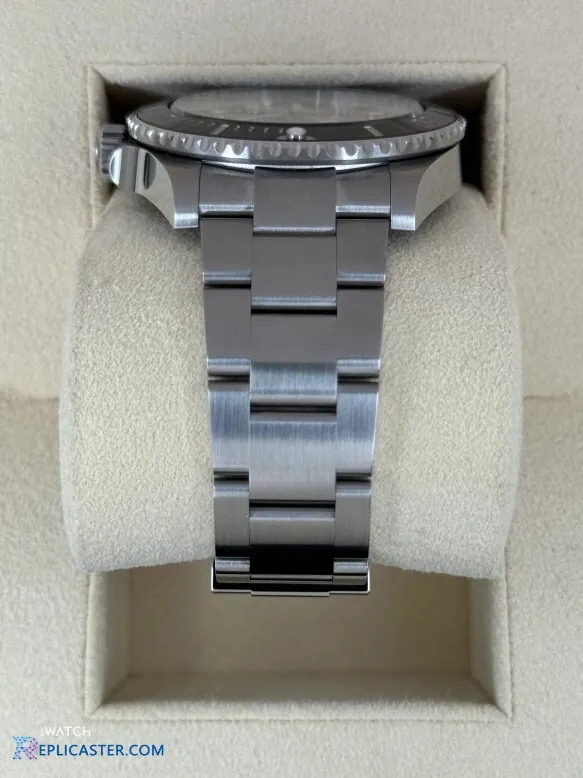 Submariner 41mm clone crown detail