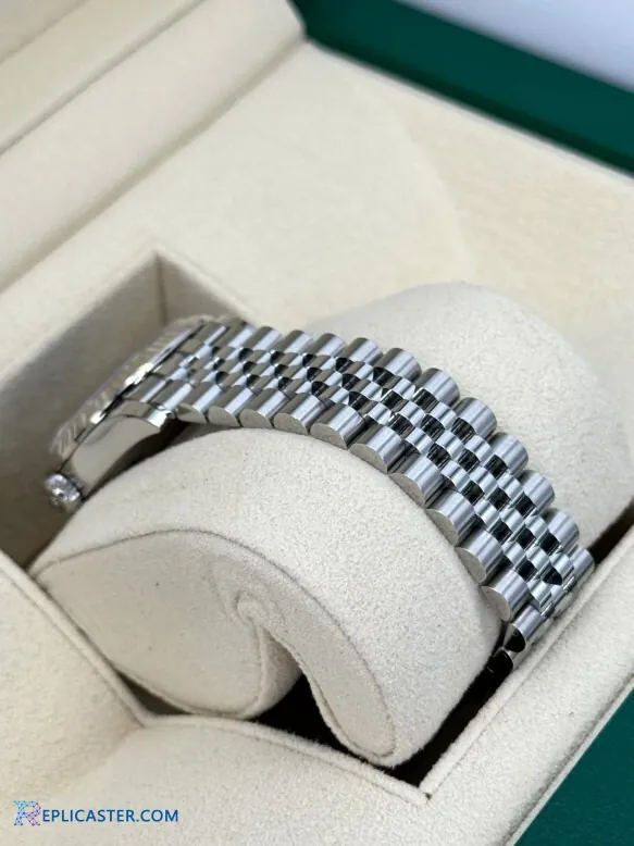 Datejust 31mm blue dial close-up