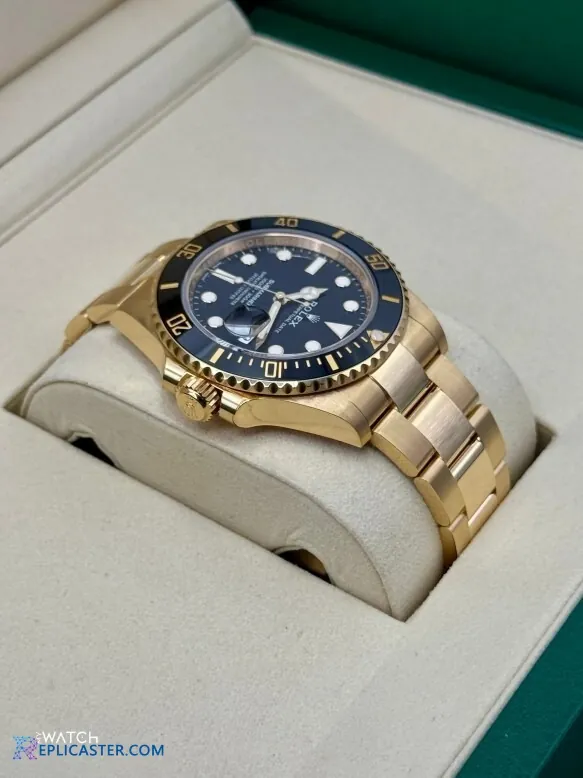 Submariner 41mm black dial close-up