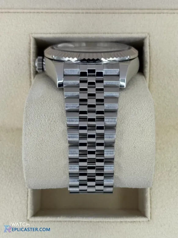 Sky-Dweller 42mm side view, fluted bezel
