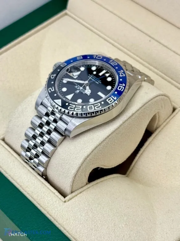 GMT-Master II 40mm blue & black bezel closeup