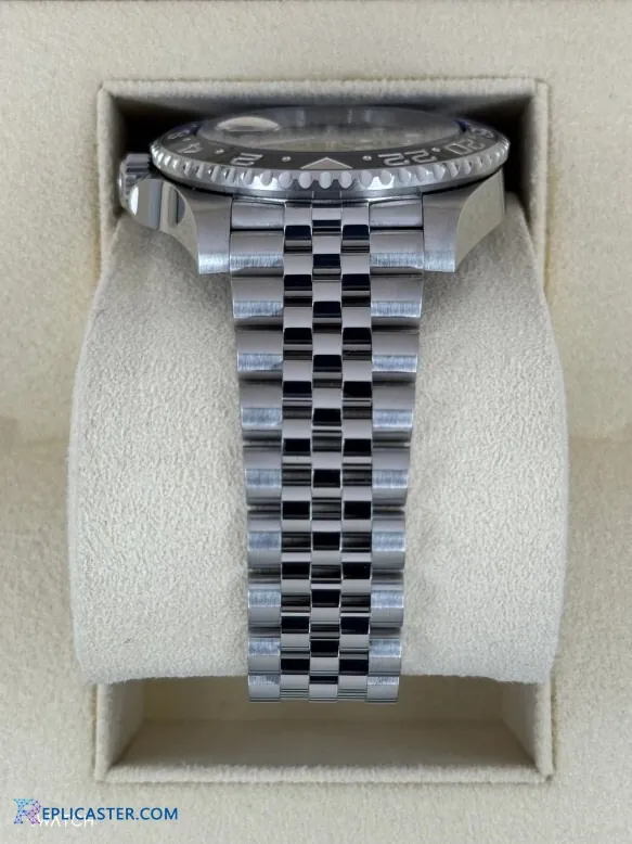 GMT-Master II 40mm crown and lugs detail