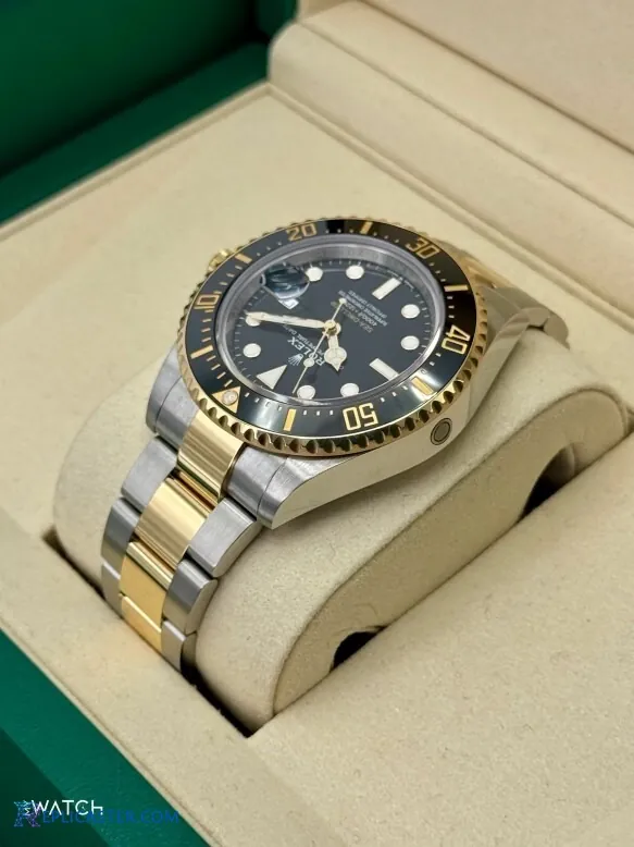 Sea-Dweller 43mm two-tone bracelet detail