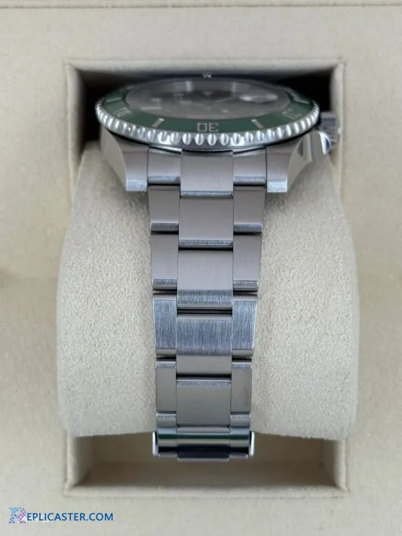 Submariner 40mm crown detail, screw-down design