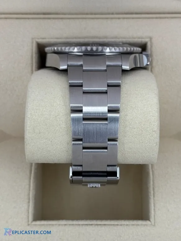 Submariner 41mm watch in presentation box