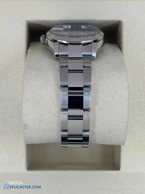 Datejust 31mm screw-down crown detail