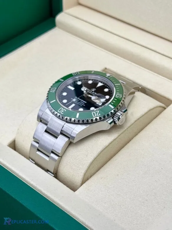 Rolex Submariner 41mm bracelet link detail
