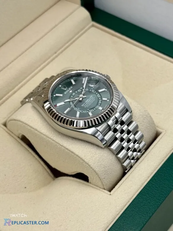 Sky-Dweller 904L steel bracelet detail