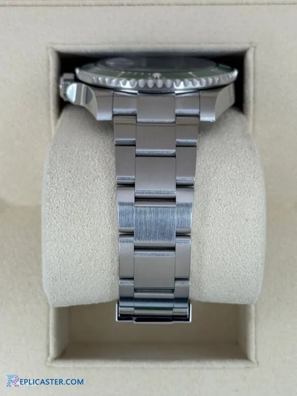 Submariner 40mm case back, showing construction