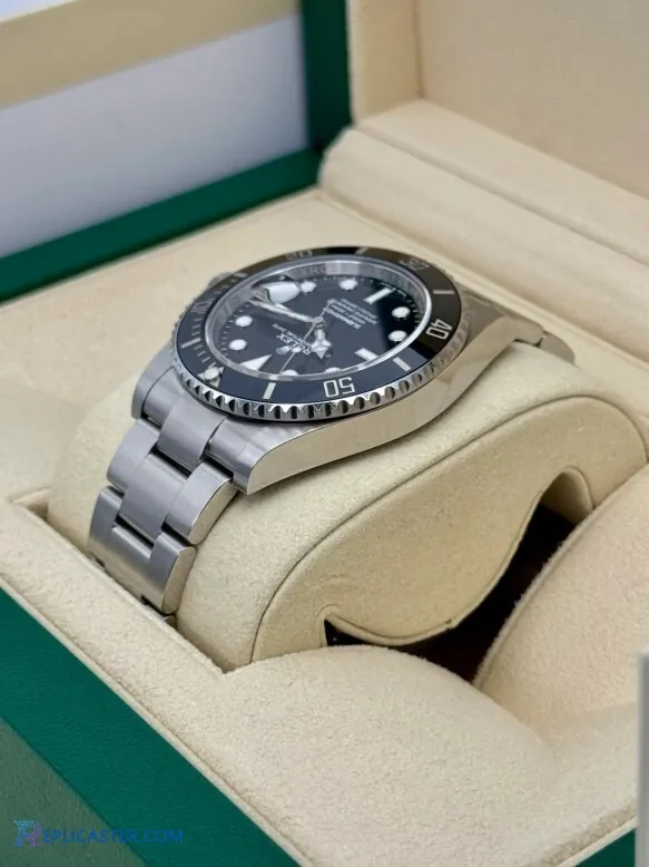 Rolex Submariner 41mm case detail