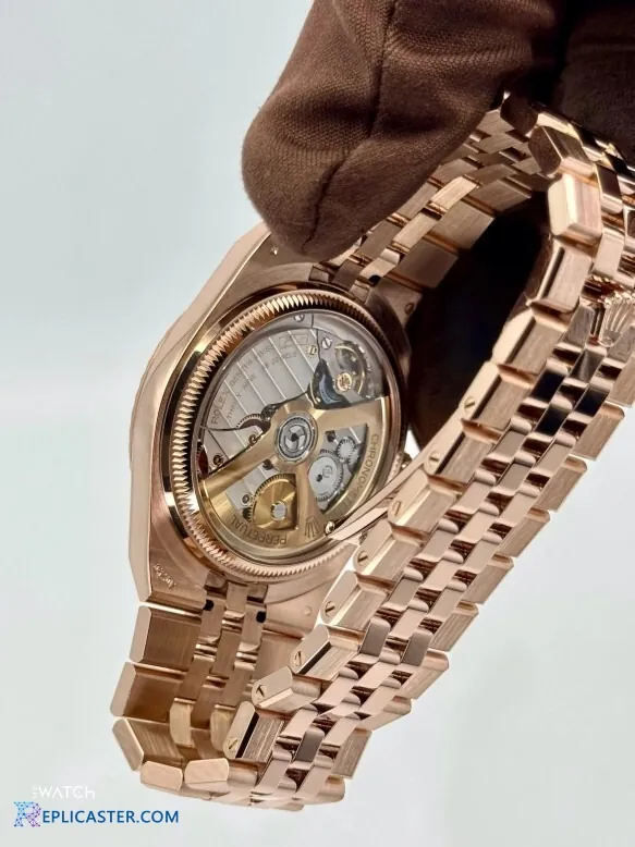 Land-Dweller 36mm replica, white dial detail