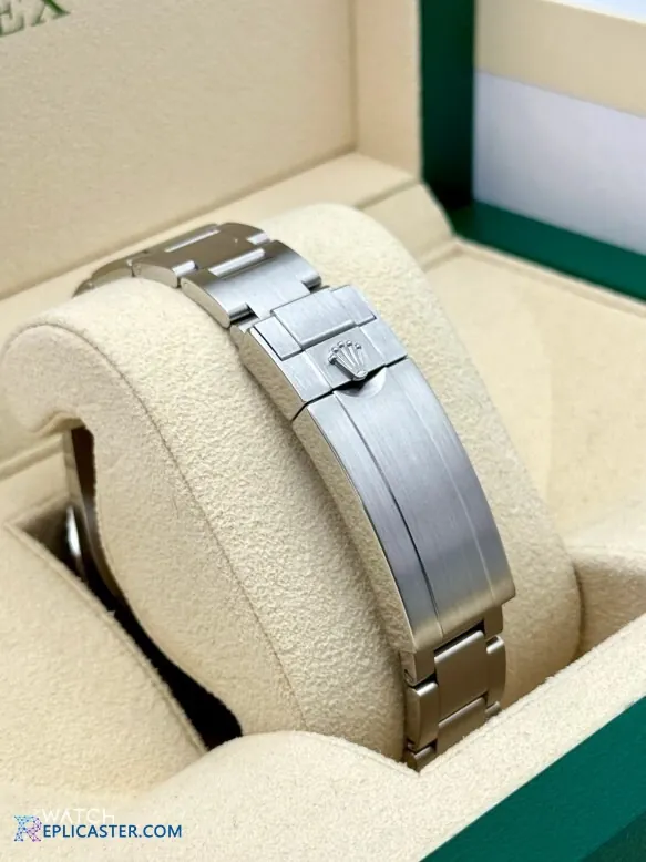 Submariner 41mm clone angled view