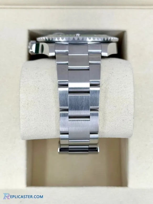 Submariner 41mm Triplock crown detail