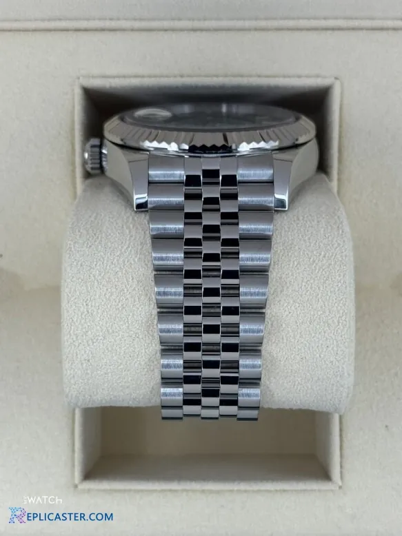 Sky-Dweller clasp and band connection