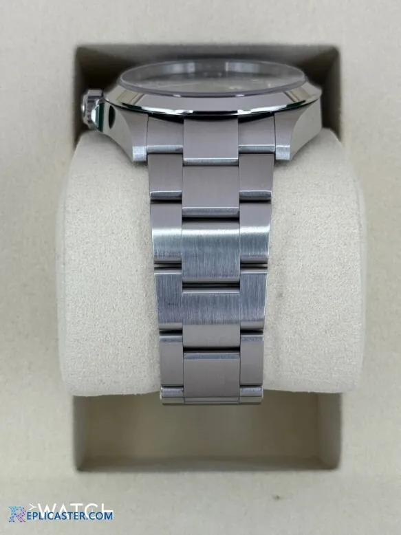 Air-King 40mm crown and case detail