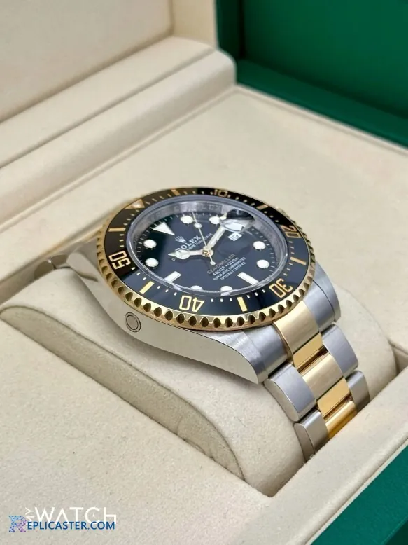 Sea-Dweller 43mm black dial detail