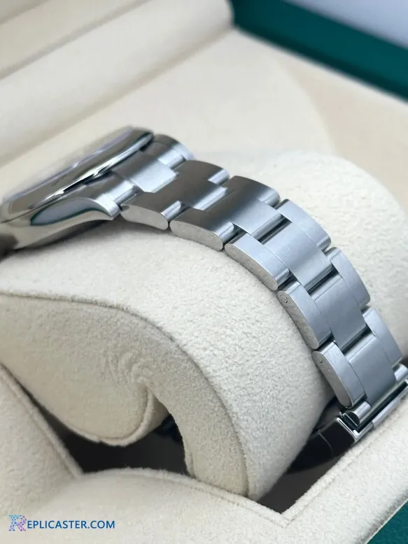 Rolex Oyster Perpetual 31mm Turquoise case side view