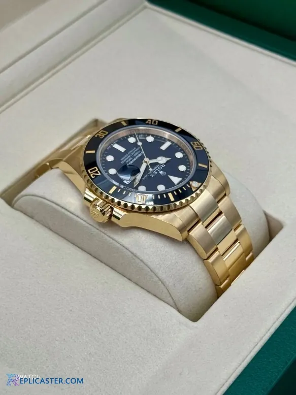 Submariner 41mm black dial close-up