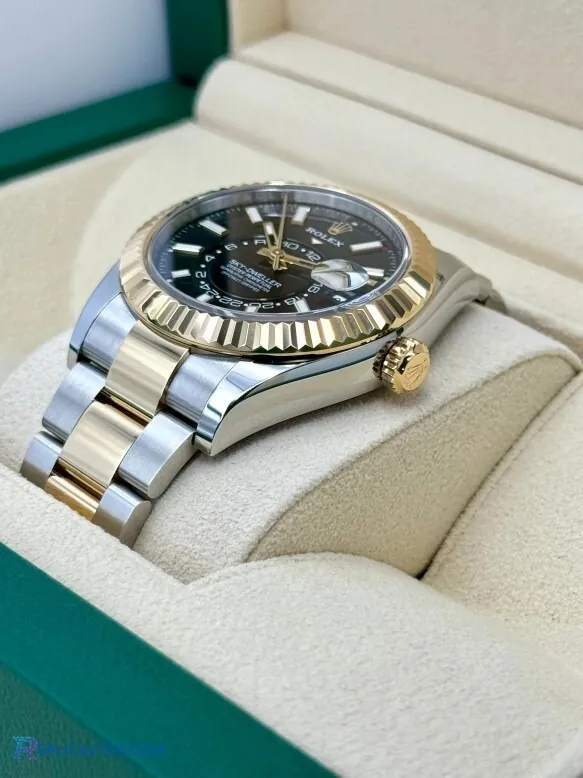 Sky-Dweller fluted bezel detail