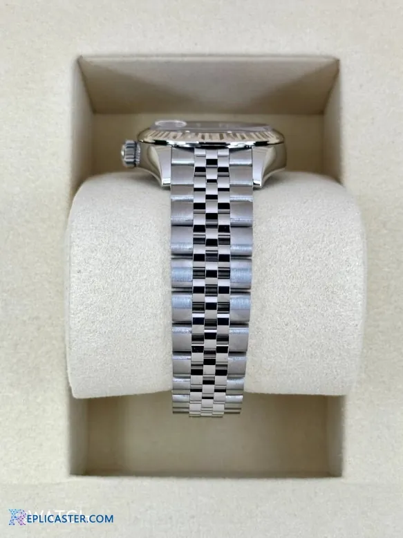Lady Datejust 28mm crown and case detail