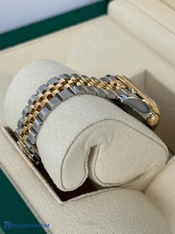 Close-up of fluted bezel, Rolex Lady Datejust 28mm