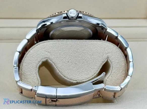 Yacht-Master 40mm case and bezel detail