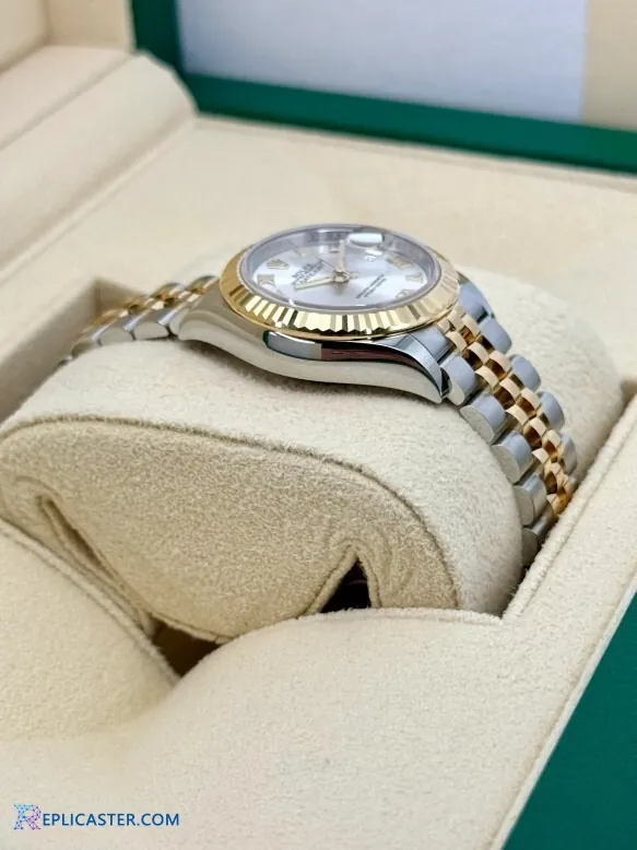 Datejust 28mm band and bezel detail