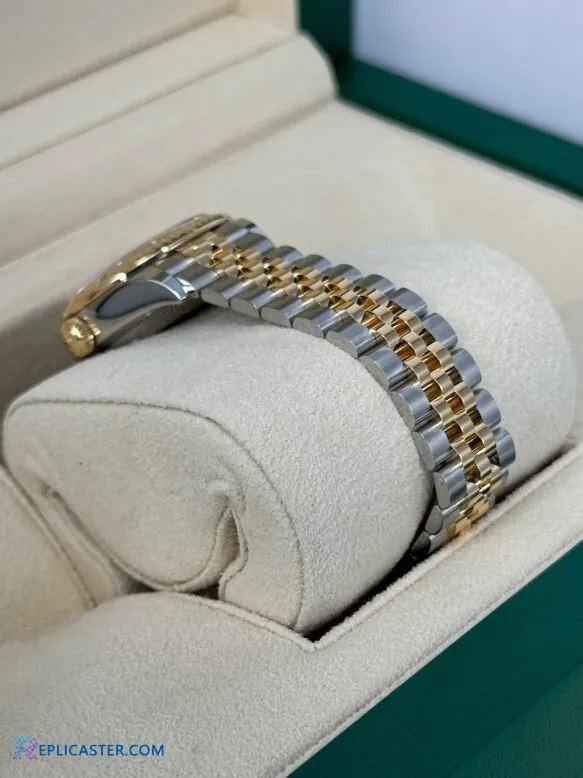 Champagne dial detail of Rolex Lady Datejust 28mm