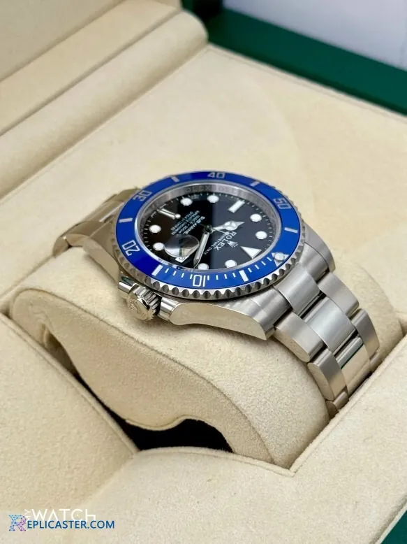 Submariner 126619LB dial with date window